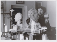 Alina Ferdinandy pri tvorbe busty, okolo 1955