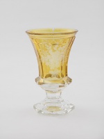 16.	Pohár na nôžke s kupou zo žltého uránového skla. Severné Čechy, okolo 1840. SNM-MM/EM, Martin