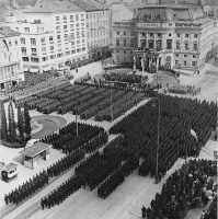  Oslavy štátneho sviatku v Bratislave. Na námestí sú zoradení členovia Hlinkovej gardy a slovensk